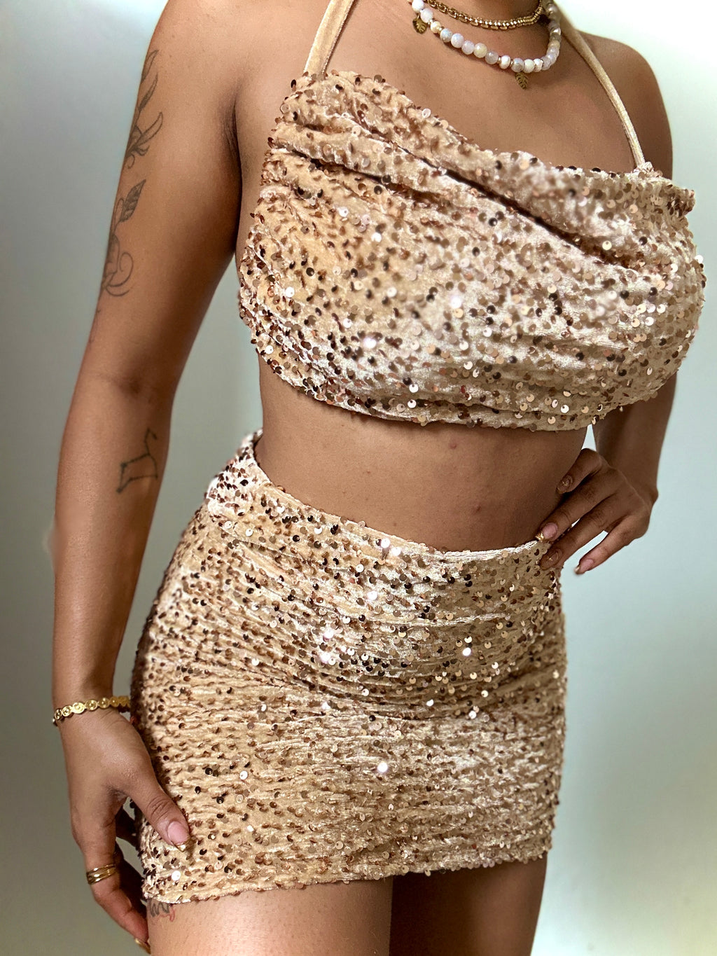 Lise — Ensemble top drapé et jupe courte en velours et sequins