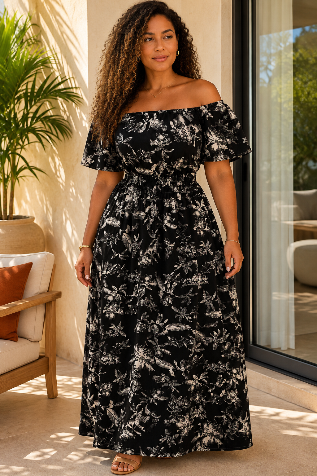 Robe longue noire à motifs végétaux blancs et épaules dénudées