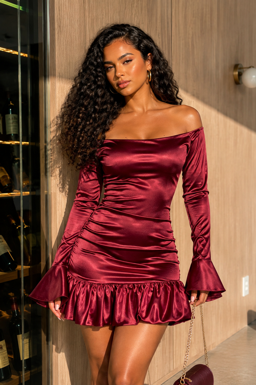 Robe courte bordeaux brillante à épaules dénudées, manches longues évasées et ourlet volanté