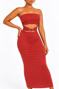 Robe bustier longue rouge côtelée à découpes et boucle dorée