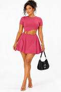 Combishort rose effet robe à découpe et bijou doré