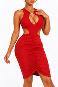 Robe courte rouge côtelée avec découpes à la taille, fronces et anneau doré