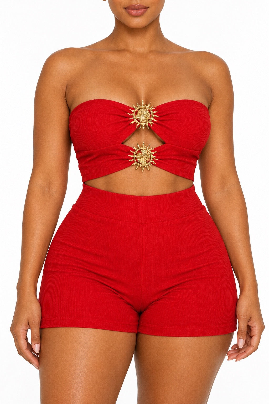 Combishort rouge bustier ajouré à bijoux soleil dorés face