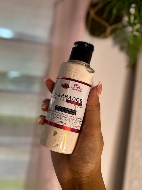 Flacon de crème Clareador pour zones intimes, tenu à la main