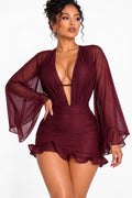 Combishort bordeaux effet robe courte à manches longues évasées transparentes et décolleté plongeant, taille S/36