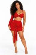 Ensemble rouge asymétrique scintillant composé d'un crop top et d'une jupe courte froncée