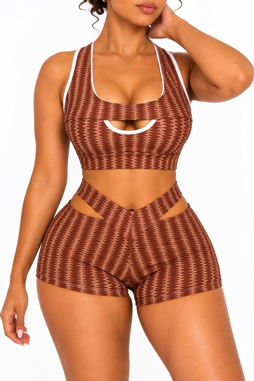 Ensemble de sport brassière ajourée et short découpé marron