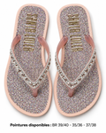 Paire de savates rose clair holographique à strass sur fond blanc