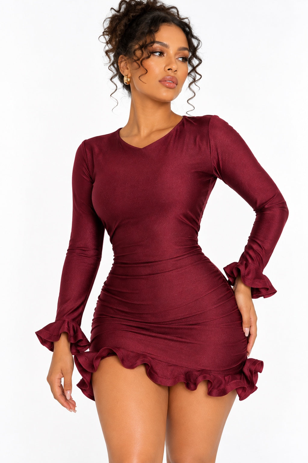 Robe courte moulante bordeaux à manches longues et volants, vue de face
