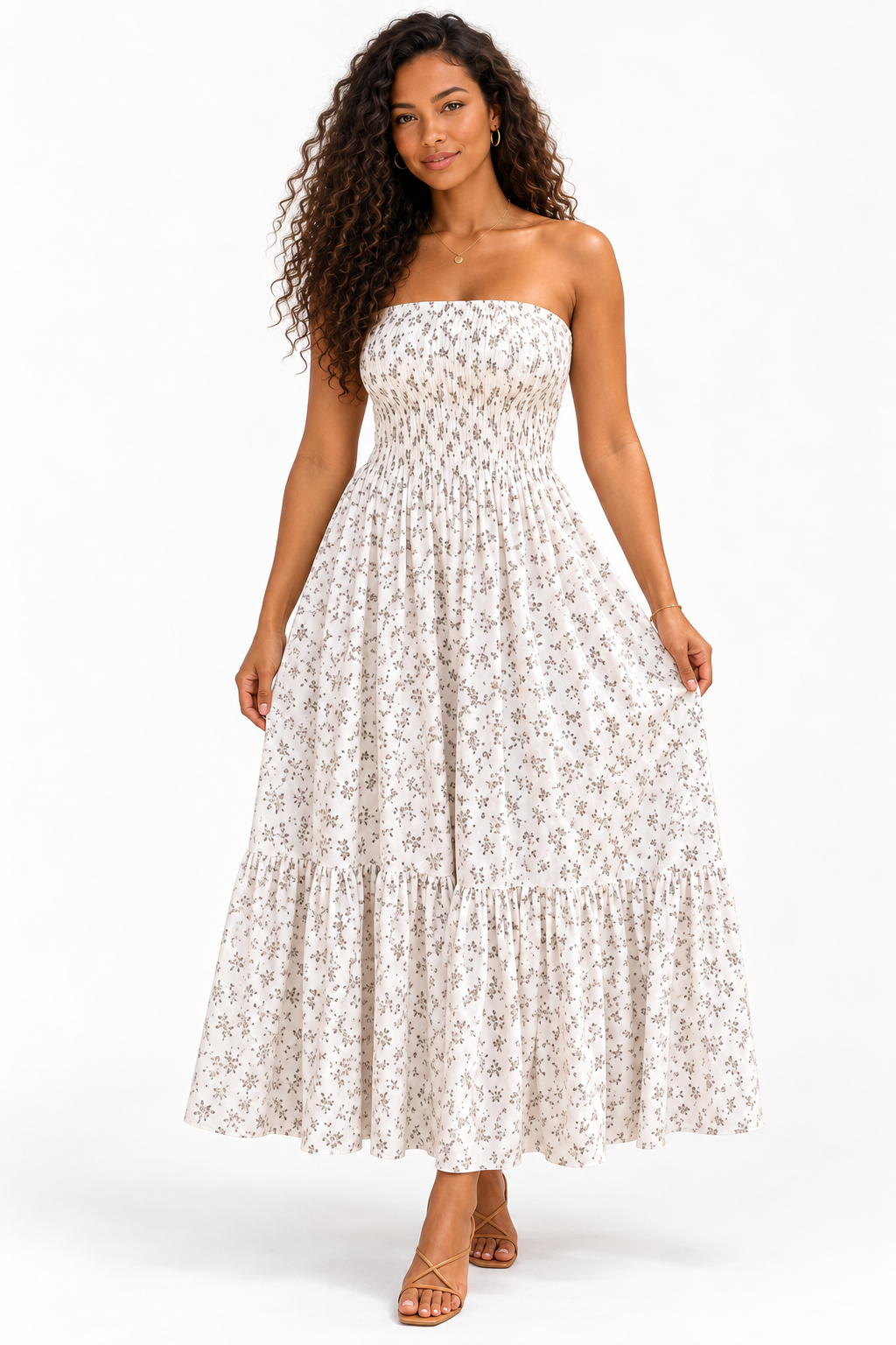 Robe longue imprimée à bustier smocké — Blanc à motifs beiges — studio fond blanc