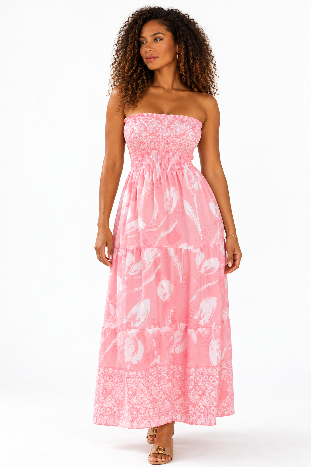 Robe longue rose à motifs blancs sur fond blanc
